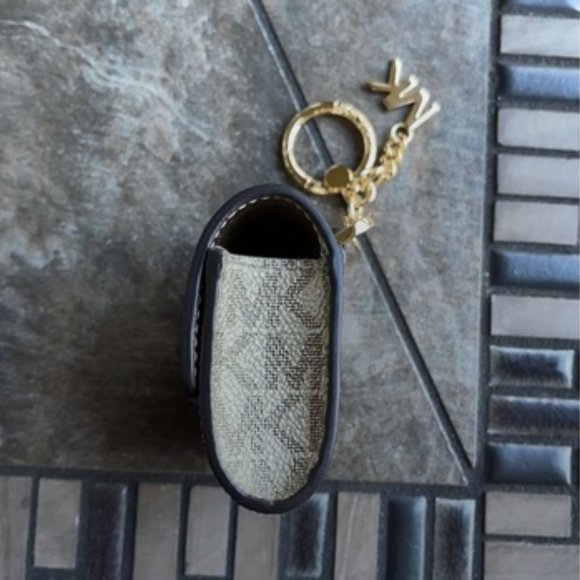 Michael Kors Jet Set Travel AirPod Case - Picture 5 of 14